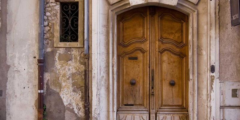 Refrigerator Reviews: How Stainless Steel vs. Black/White Finishes Impact Your Best Refrigerator Choice and Price